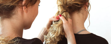 Den ultimata guiden till skyddande frisyrer för lockigt hår