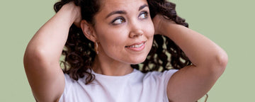 Hur man återfuktar lockigt hår: Naturliga metoder för fuktiga, definierade lockar