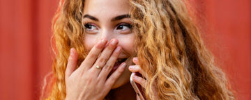 En guide till gel för lockigt hår: Definition, stadga och hur man använder det för perfekta lockar