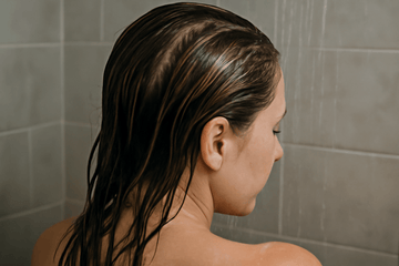 Varför kan jag se min hårbotten när mitt hår är blött? Förstå orsakerna och när du bör oroa dig