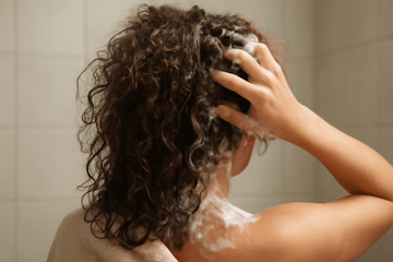 Varför är mitt lockiga hår frissigt Upptäck orsakerna och lösningarna här