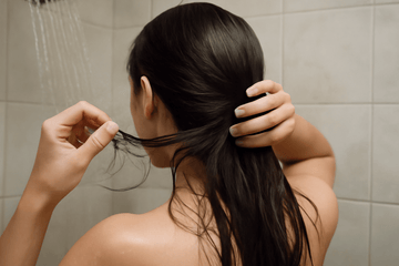 Kan hårt vatten orsaka hår som bryts av? Effekterna och lösningar