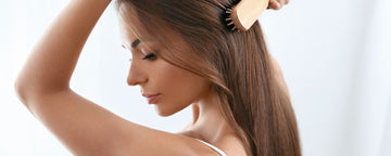 Kvinna borstar sitt hår