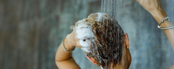 Kvinna tvättar sitt hår