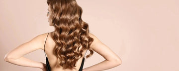 Kvinna med långt vågigt hår