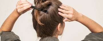 Kvinna bär en hårspänne i håret