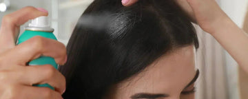 Kvinna använder torrschampo