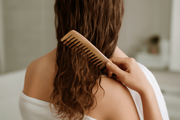 Hur man reder ut långt hår: Viktiga tekniker för släta, trasselfria resultat