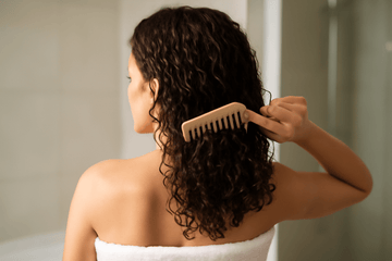 Hur du stylar lockigt hår utan friss: Förvandla dina lockar med dessa expertips