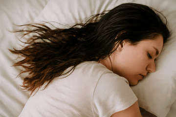 Bryts håret av om man sover med blött hår? Se hur det påverkar hårets hälsa