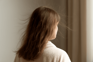 Varför blir håret statiskt? Förstå orsakerna och lösningarna