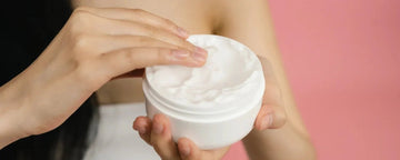 Kvinna tar balsam ur en burk