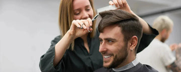 Man får sitt hår klippt