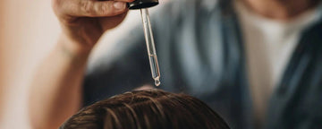 Man använder hårolja