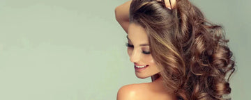 Kvinna med blow-out frisyr