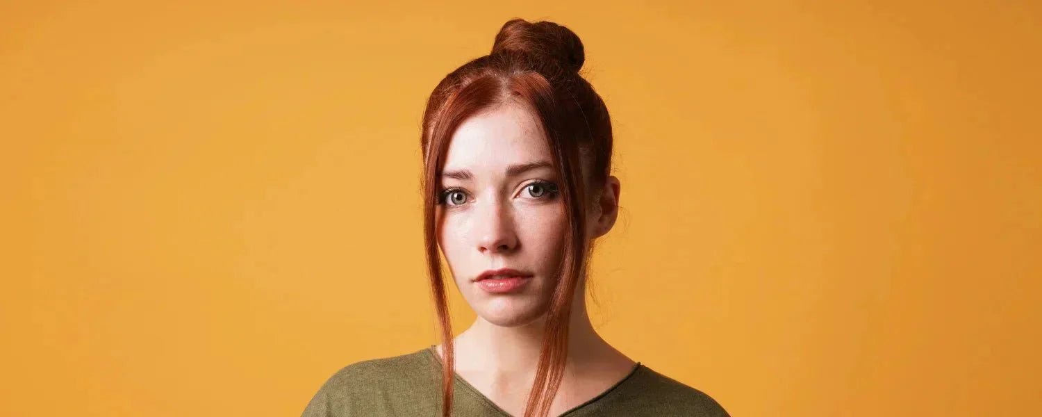 Kvinna med lång lugg