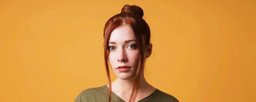 Kvinna med lång lugg