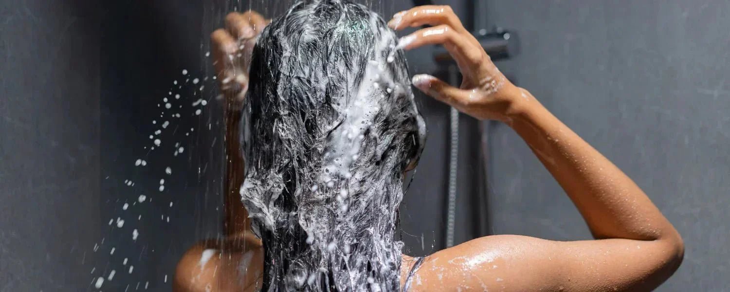 Kvinna tvättar sitt hår