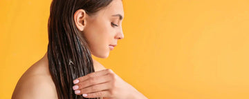 Kvinna använder hårolja som hårinpackning