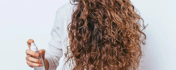 Kvinna applicerar hårserum