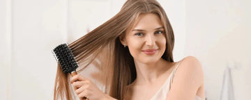 Kvinna borstar sitt hår