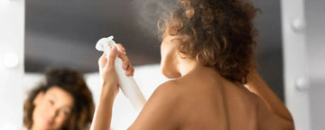 Kvinna använder saltvattenspray i håret
