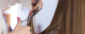 Kvinna får en hårklippning