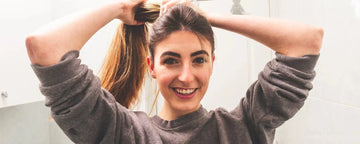 kvinna gör en hästsvans