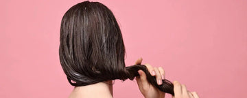 Kvinna använder hårmask