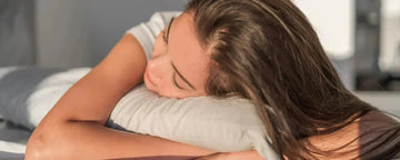 Kvinna med långt hår som sover