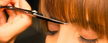 Kvinde får klippet pandehår 