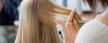 Frisör använder utspädningssax