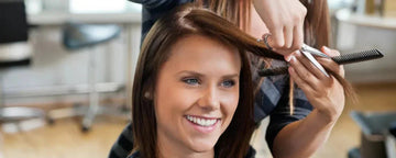 Kvinde får klippet sitt hår