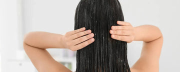 kvinna bruker hårinpackning