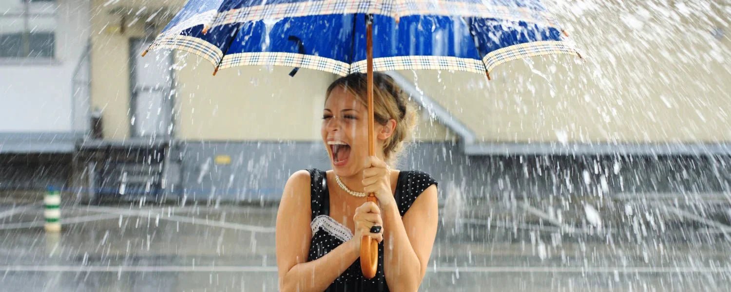 Kvinna i regn