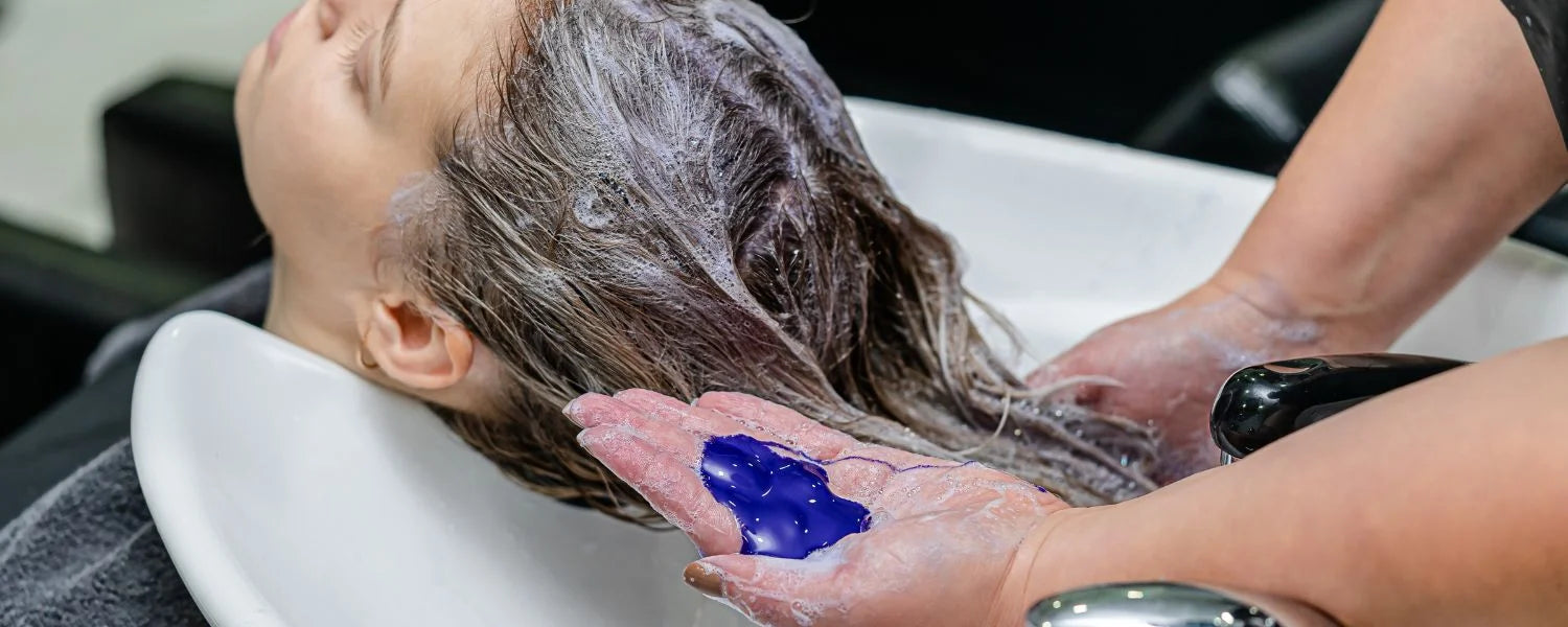 Kvinna får silverschampo i håret