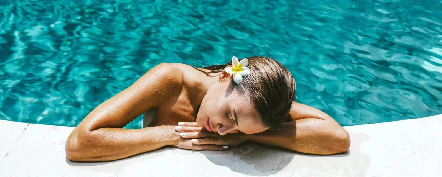 Kvinna badar i en pool med klor