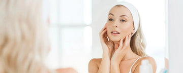 Kvinna använder hårband för sitt hår