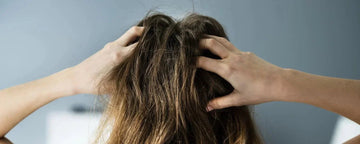 Kvinna med eksem i hårbotten