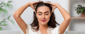 Kvinna masserar sin hårbotten