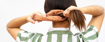 Kvinna använder en scrunchie i håret