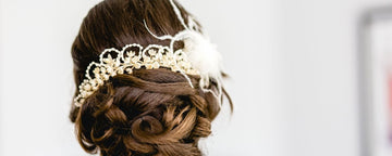 Bröllopsfrisyr för alla hårlängder: DIY bruduppsättningar och flätor