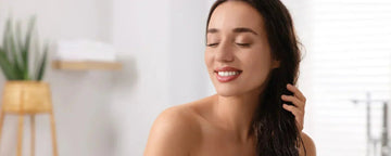 Kvinna rör vid sitt hår