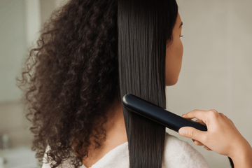 Varför blir mitt lockiga hår frissigt när jag plattar det? Upptäck orsakerna och lösningarna