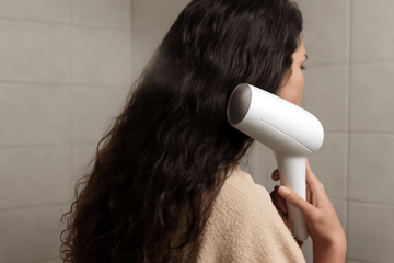 Så här tillför du fukt till hår med låg porositet: Viktiga tips för långvarig återfuktning