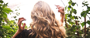 Flicka med tjockt hår