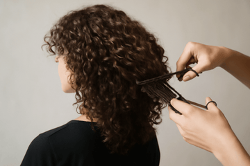 Hur man skiktar lockigt hår Tips för att uppnå salongkvalitet hemma