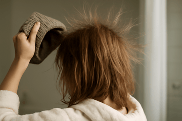 Vad orsakar statisk elektricitet i håret? Förstå vetenskapen och lösningarna