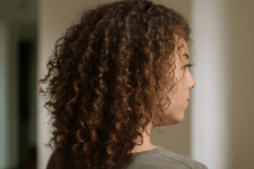 Är lockigt hår hög porositet? Förstå nyanserna och vårdtips