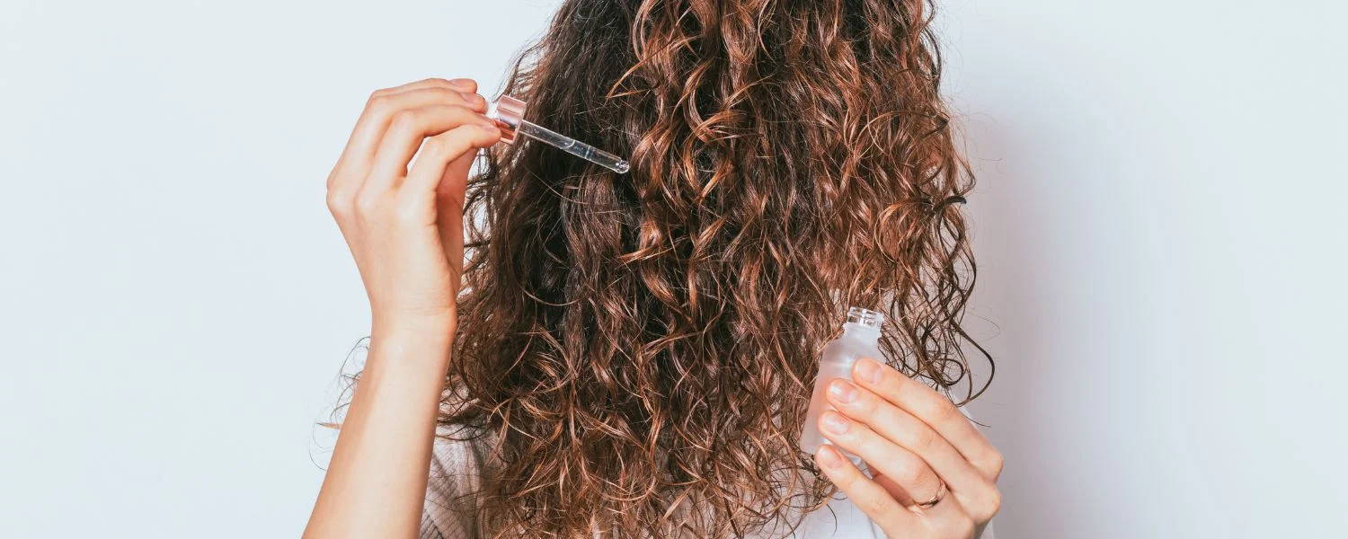 Guide: De bästa naturliga oljorna för torrt hår